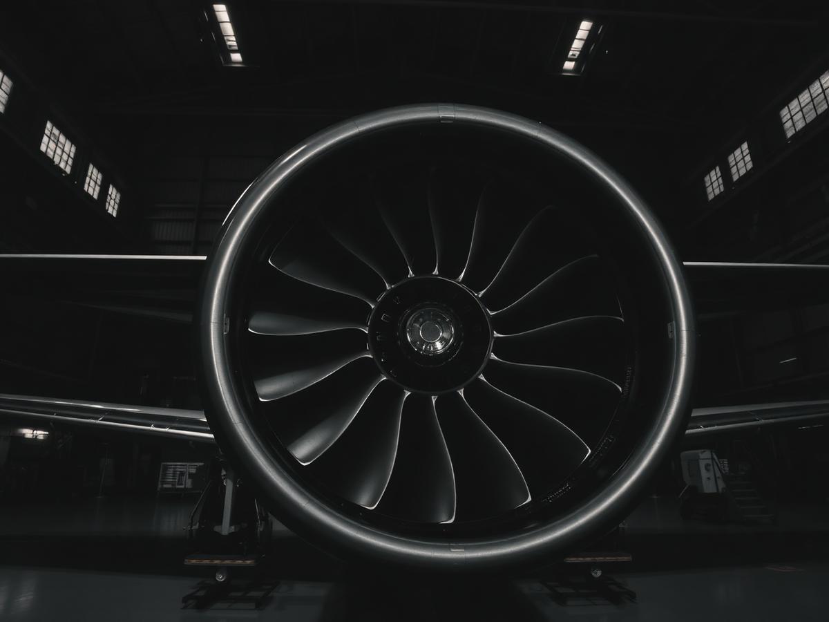 Turbina aeronáutica em hangar
